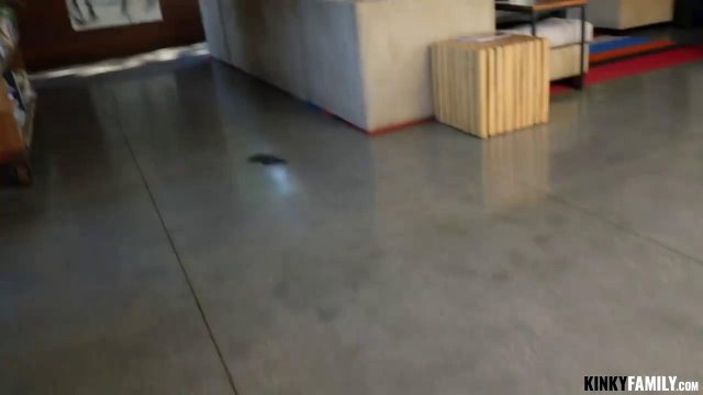 Превью Брюнетка с аппетитными сиськами после секса получила камшот на попку № 7325
