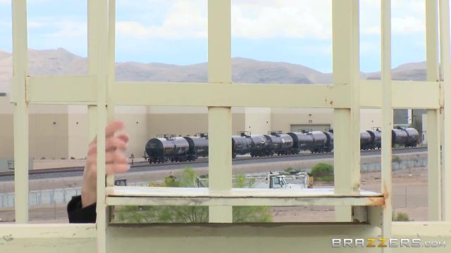 Превью Страстный секс качок устроил с красоткой на крыше дома № 8674